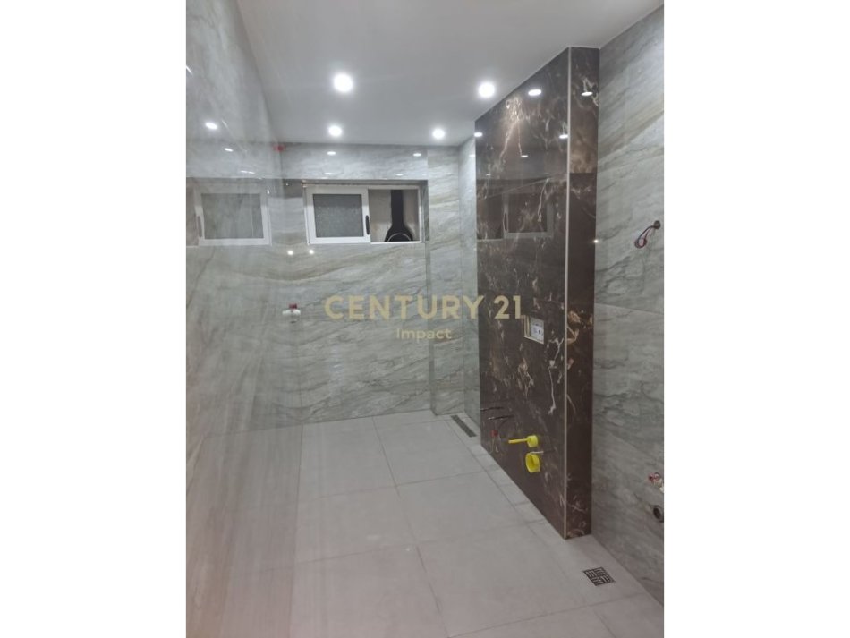 Tirane, jepet me qera apartament 2+1 Kati 2, 900 m² 900 € 