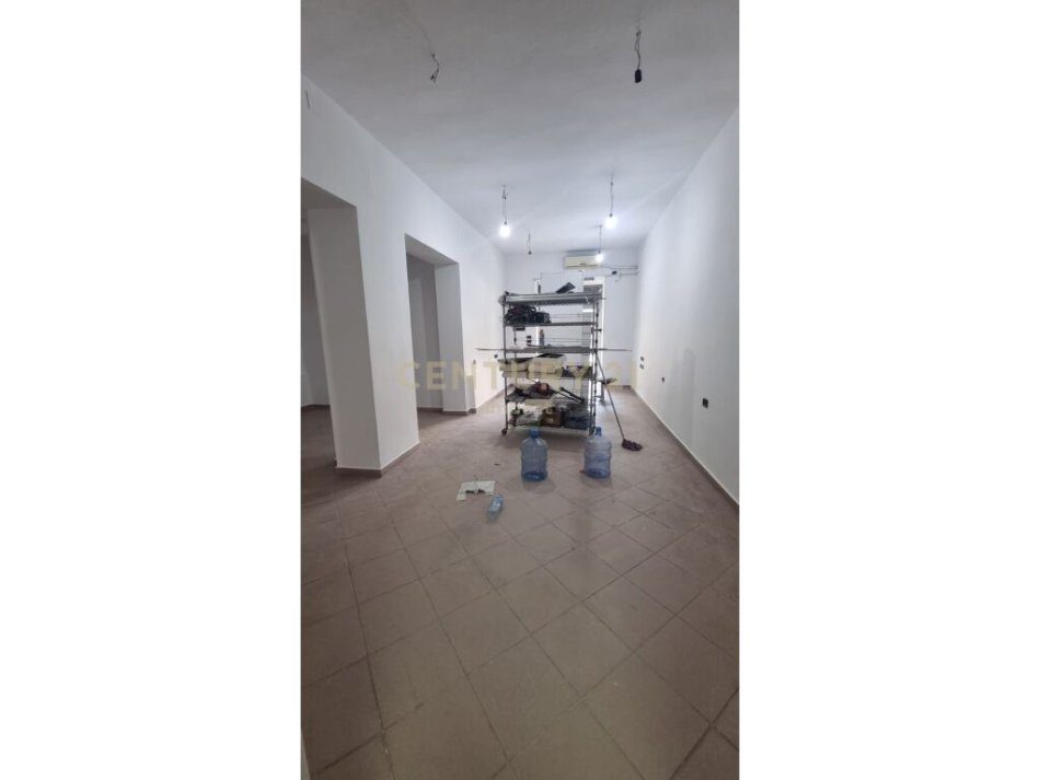 Tirane, jepet me qera ambjent biznesi Kati 0, 80 m² 1.000 € (Perball Kompleksit Panorama)