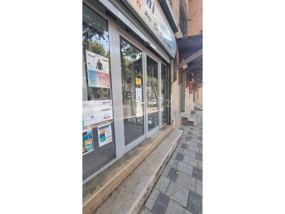 Tirane, jepet me qera ambjent biznesi Kati 0, 80 m² 1.000 € (Perball Kompleksit Panorama)