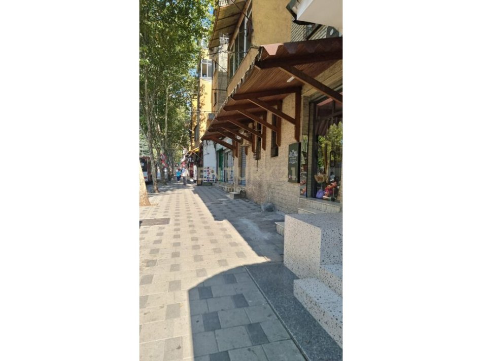 Tirane, jepet me qera ambjent biznesi Kati 0, 80 m² 1.000 € (Perball Kompleksit Panorama)