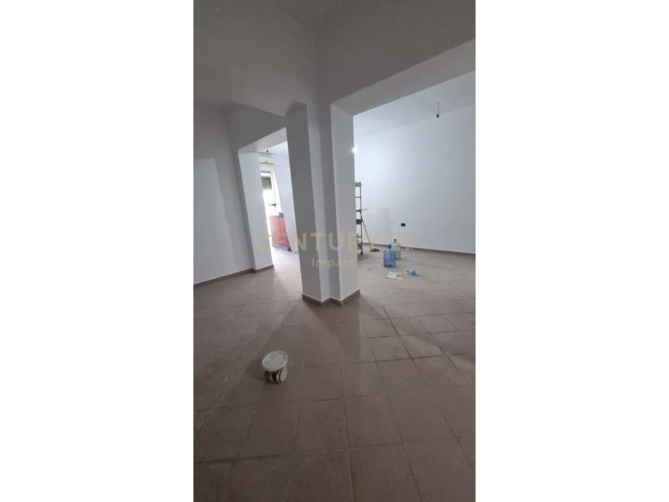 Tirane, jepet me qera ambjent biznesi Kati 0, 80 m² 1.000 € (Perball Kompleksit Panorama)