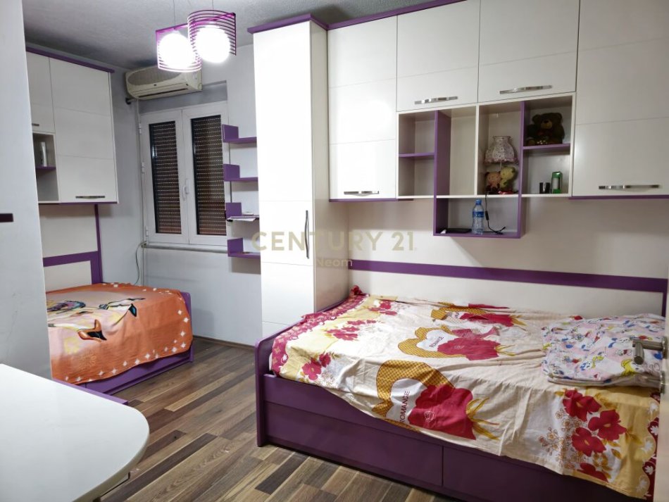 JEPET ME QIRA 3+1+2 + 2 POSTE PARKIMI TEK STACIONI I TRENIT !Neom99499