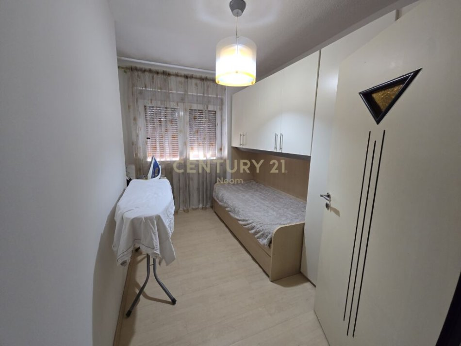JEPET ME QIRA 3+1+2 + 2 POSTE PARKIMI TEK STACIONI I TRENIT !Neom99499