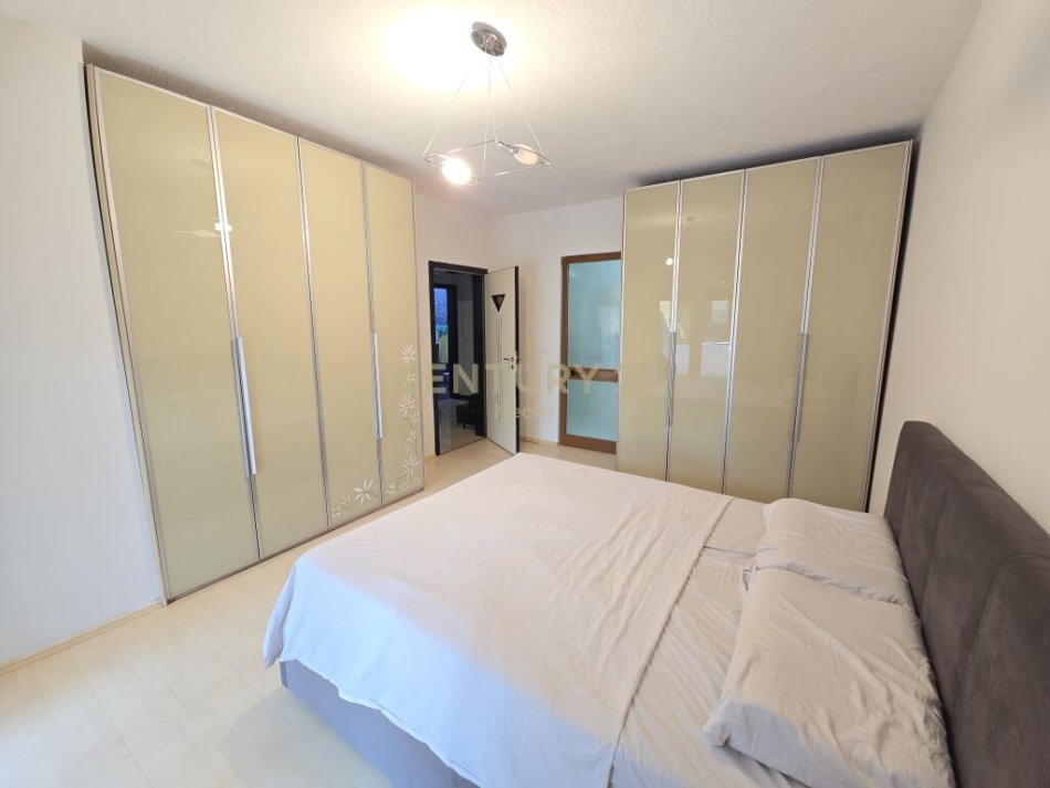 JEPET ME QIRA 3+1+2 + 2 POSTE PARKIMI TEK STACIONI I TRENIT !Neom99499