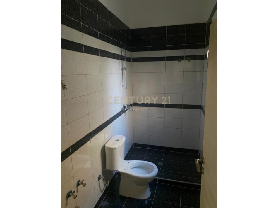 Tirane, jepet me qera 2+1 Kati 1, 600 € 