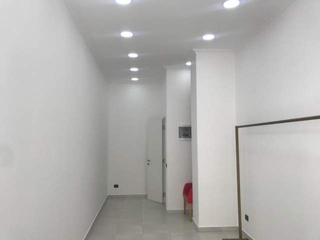 Tirane, jepet me qera ambjent biznesi 24 m² 450 Euro