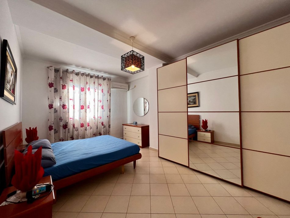 Tirane, jepet me qera apartament 2+1+Ballkon Kati 1, 113 m² 550 € (ali dem)