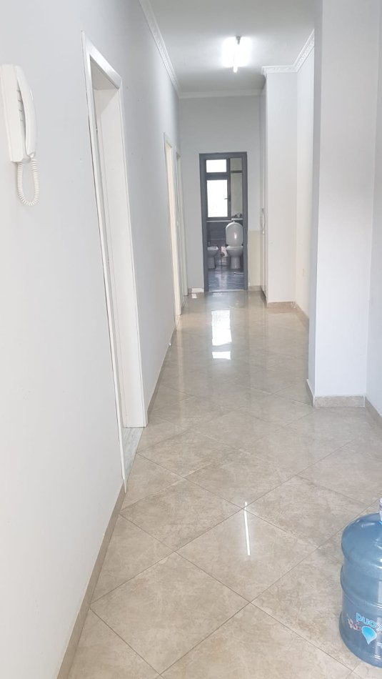 Tirane, jepet me qera ambjent biznesi Kati 2, 650 € (Kongresi Manastirit)