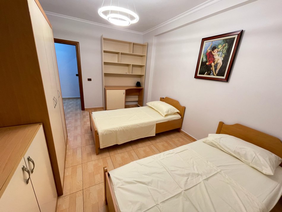 Tirane, jepet me qera 4+1+Ballkon Kati 5, 90 m² 650 € (Joena market,21 dhjetori)