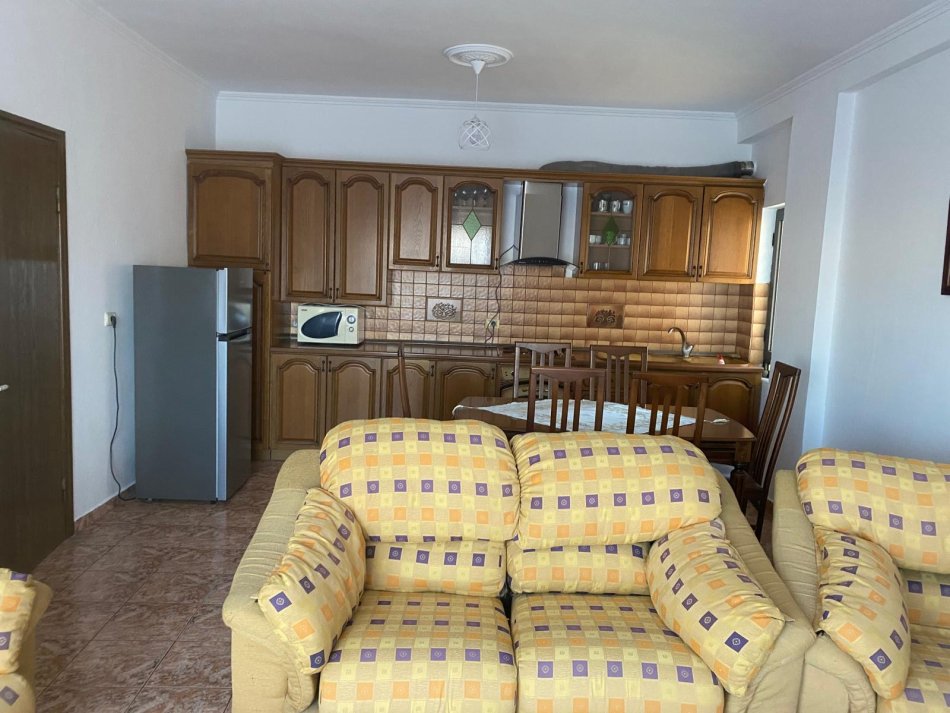 Tirane, jepet me qera apartament 2+1 , 500 € (Inxhinjeria e ndertimit)