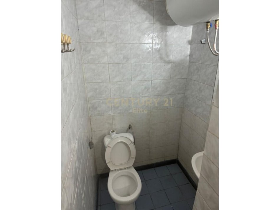 Tirane, shitet apartament 1+1 Kati 1, 109.000 € (prane sheshit Willson)