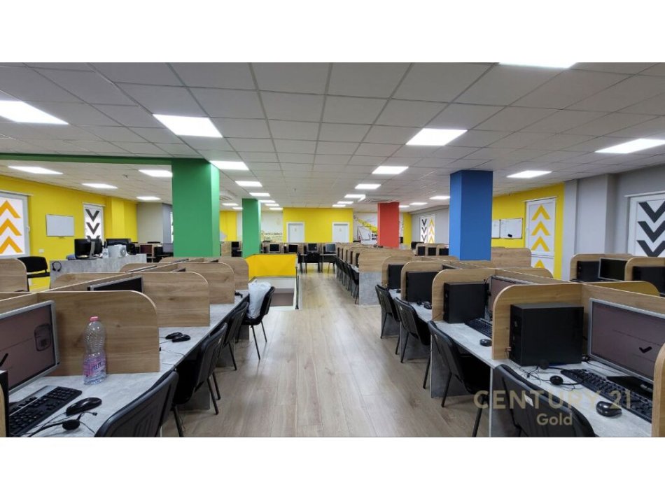 Tirane, jepet me qera ambjent biznesi Kati 1, 560 m² 7.000 € (9-KATËSHEVE)