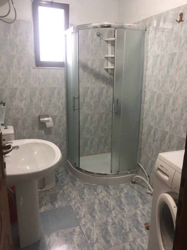 Tirane, jepet me qera apartament 2+1 Kati 2, 80 m² 300 € (Rruga e dibres)