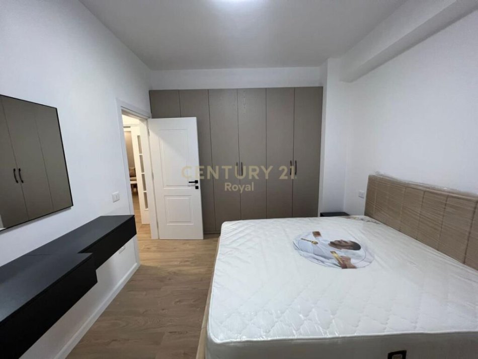 Tirane, jepet me qera apartament 1+1 Kati 3, 120 m² 1.100 € (zog i zi)