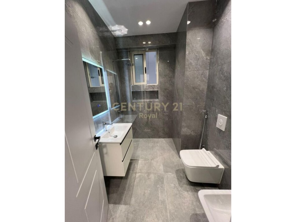 Tirane, jepet me qera apartament 1+1 Kati 3, 120 m² 1.100 € (zog i zi)