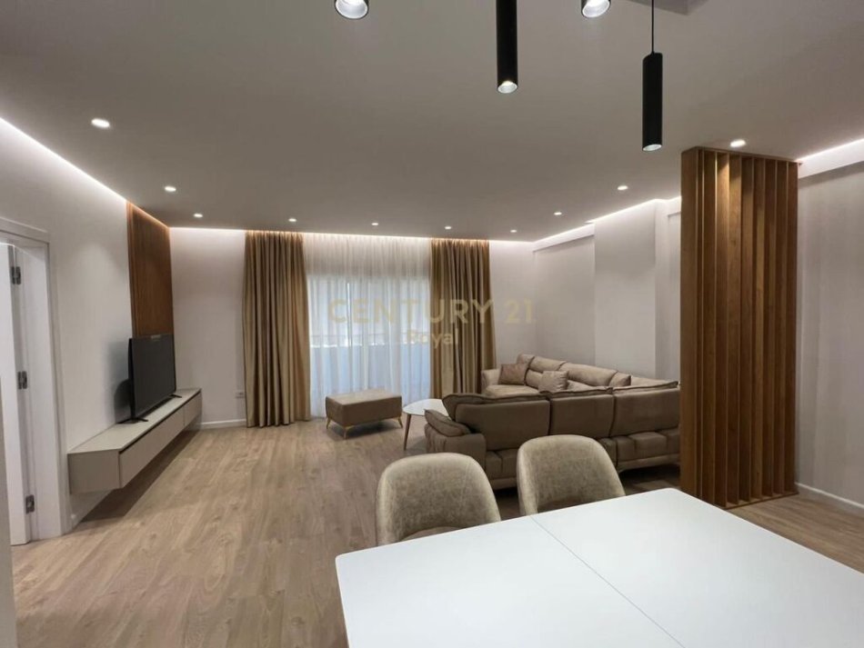 Tirane, jepet me qera apartament 1+1 Kati 3, 120 m² 1.100 € (zog i zi)