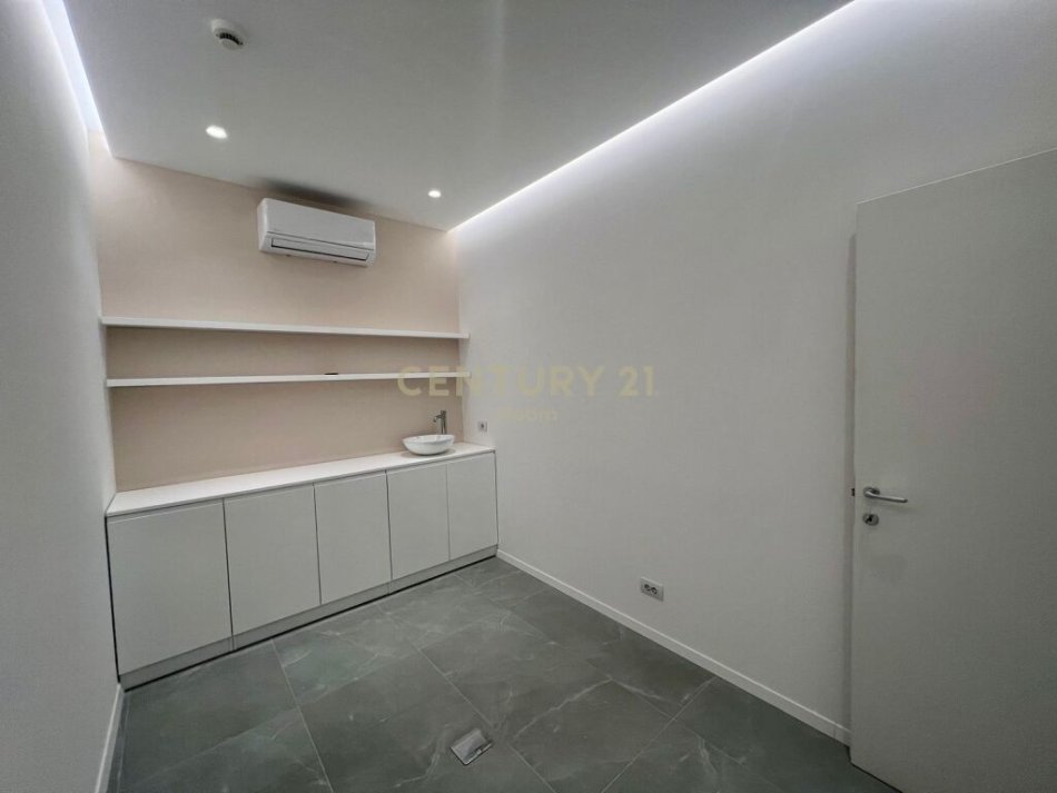 QIRA, AMBJENT KOMERCIAL TE HIPOTEKA.Neom99488