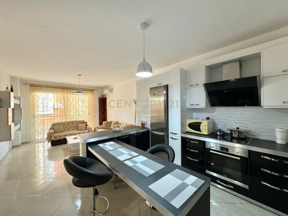 Tirane, jepet me qera apartament 2+1 Kati 2, 98 m² 600 € (liqeni i thate)
