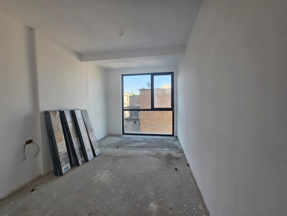 Tirane, jepet me qera zyre Kati 1, 147 m² 1.500 € (Rruga Mine Peza)