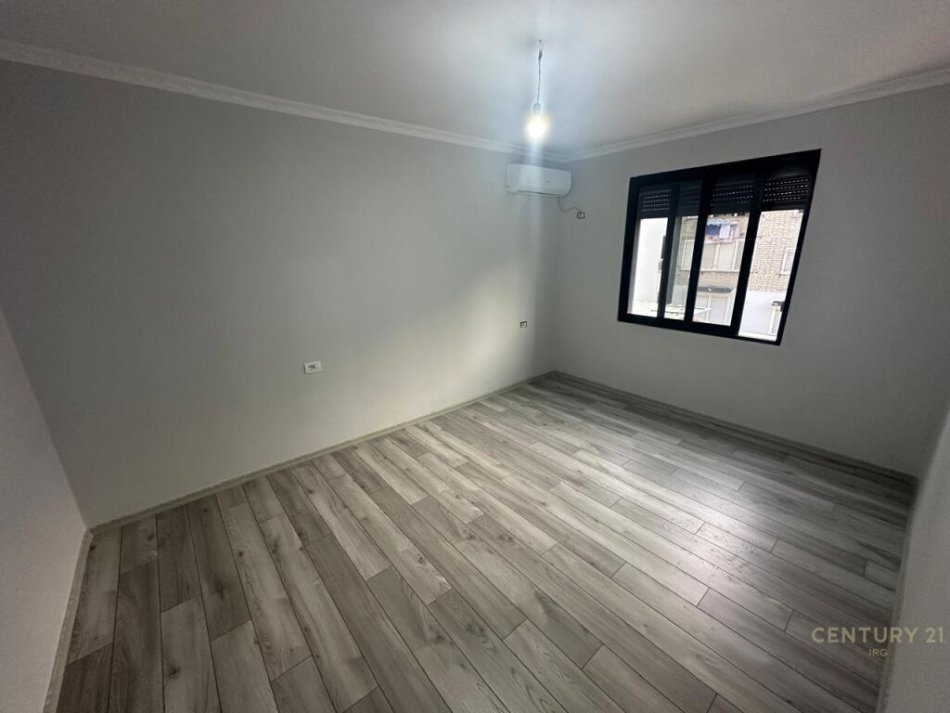 Tirane, jepet me qera zyre Kati 3, 51 m² 500 € (21 Dhjetori)