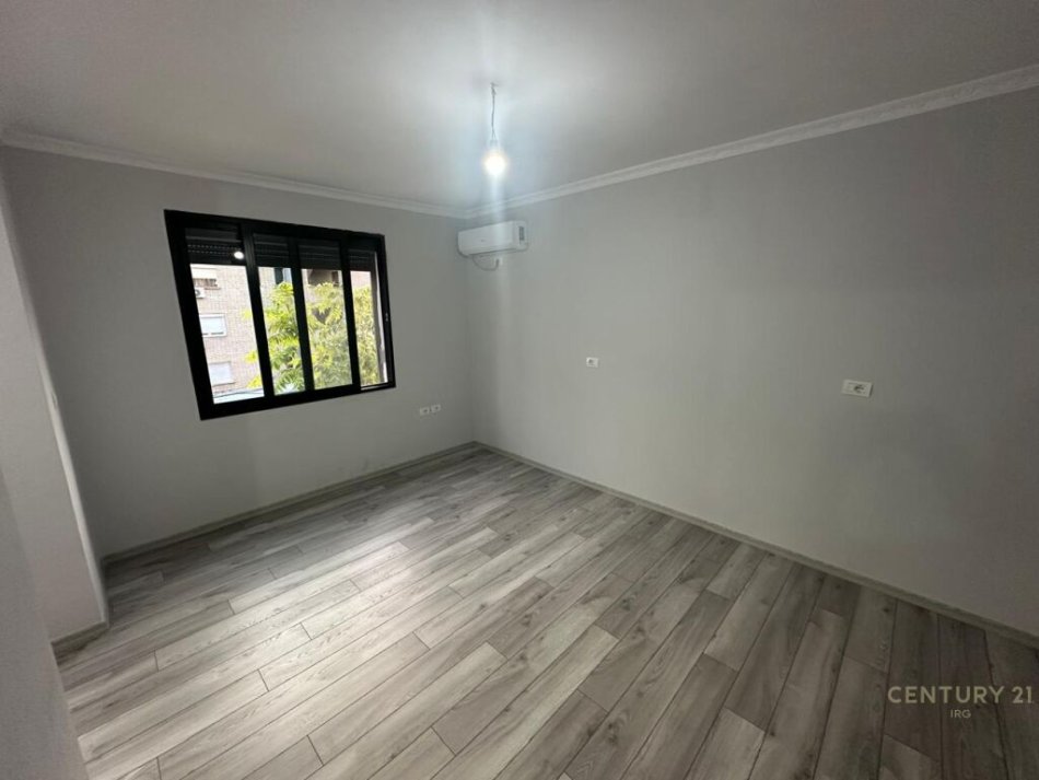 Tirane, jepet me qera zyre Kati 3, 51 m² 500 € (21 Dhjetori)