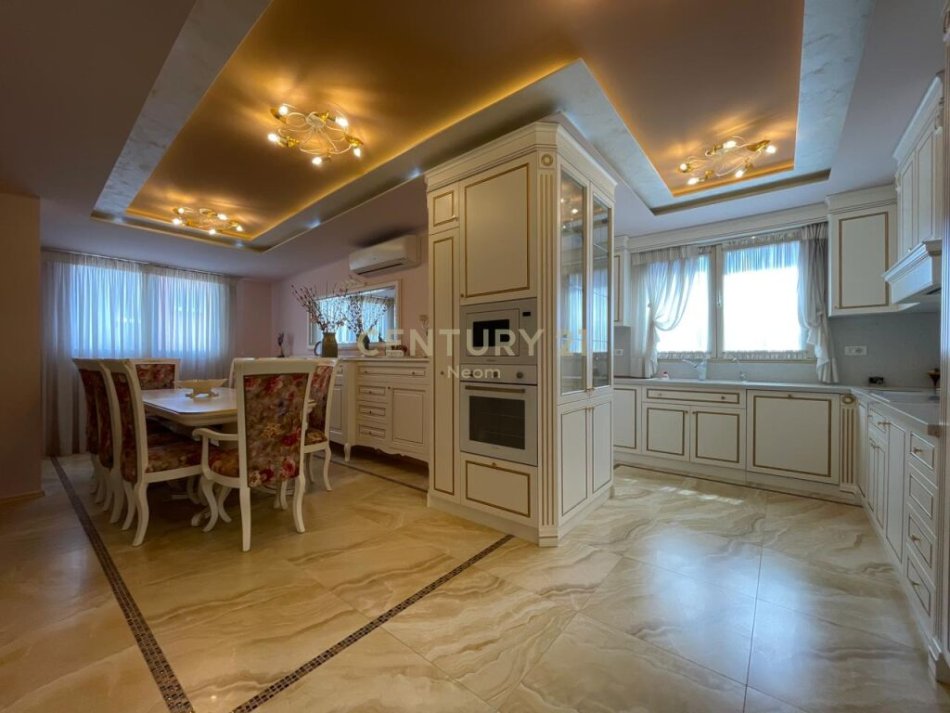 Tirane, jepet me qera 4+1 , 227 m² 3.000 € (liqeni i thate)