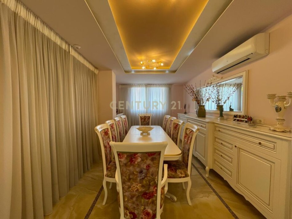Tirane, jepet me qera 4+1 , 227 m² 3.000 € (liqeni i thate)