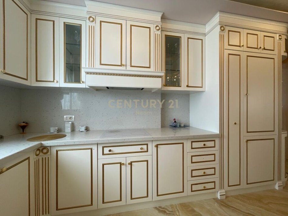 Tirane, jepet me qera 4+1 , 227 m² 3.000 € (liqeni i thate)