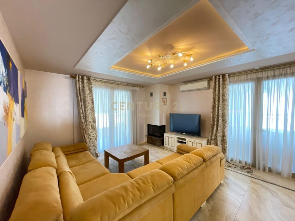 Tirane, jepet me qera 4+1 , 227 m² 3.000 € (liqeni i thate)