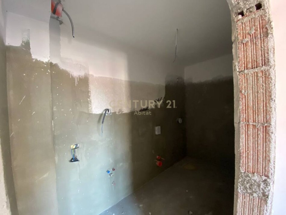 SHITET APARTAMENT 2+1+2+2 POSTE PARKIMI NE ASTIR, "KOMPLEKSI SIMA-COM ABITAT99427