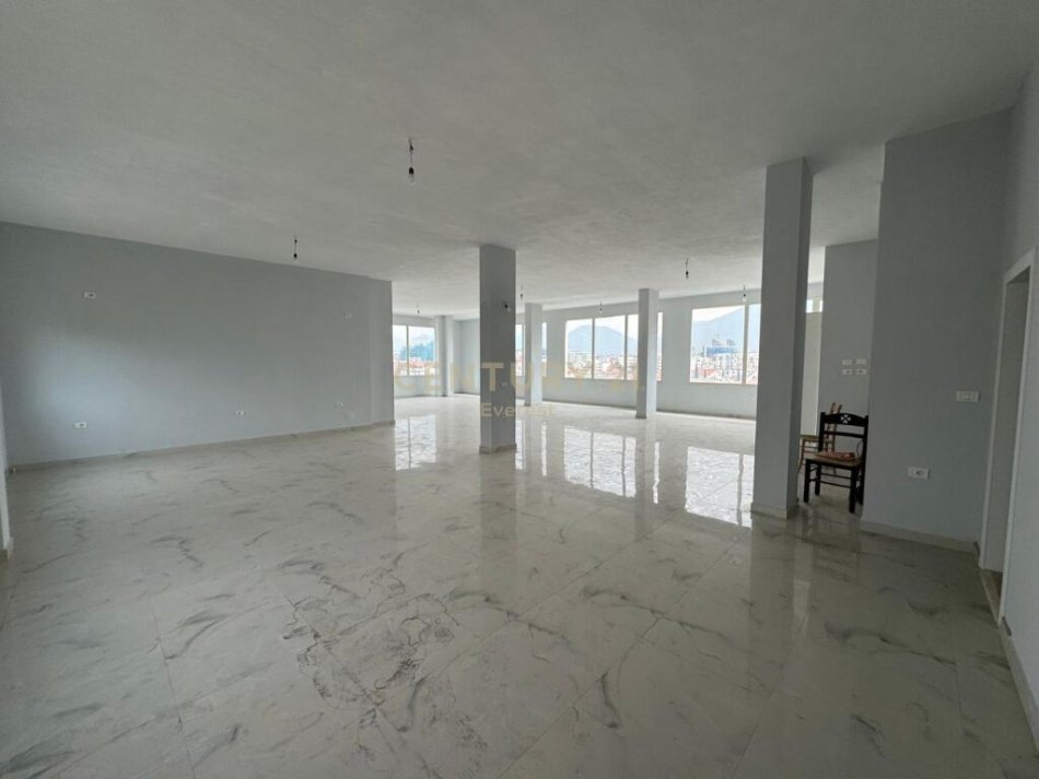 Tirane, jap me qera ambjent biznesi , 612 m² 3.000 € (Selitë)