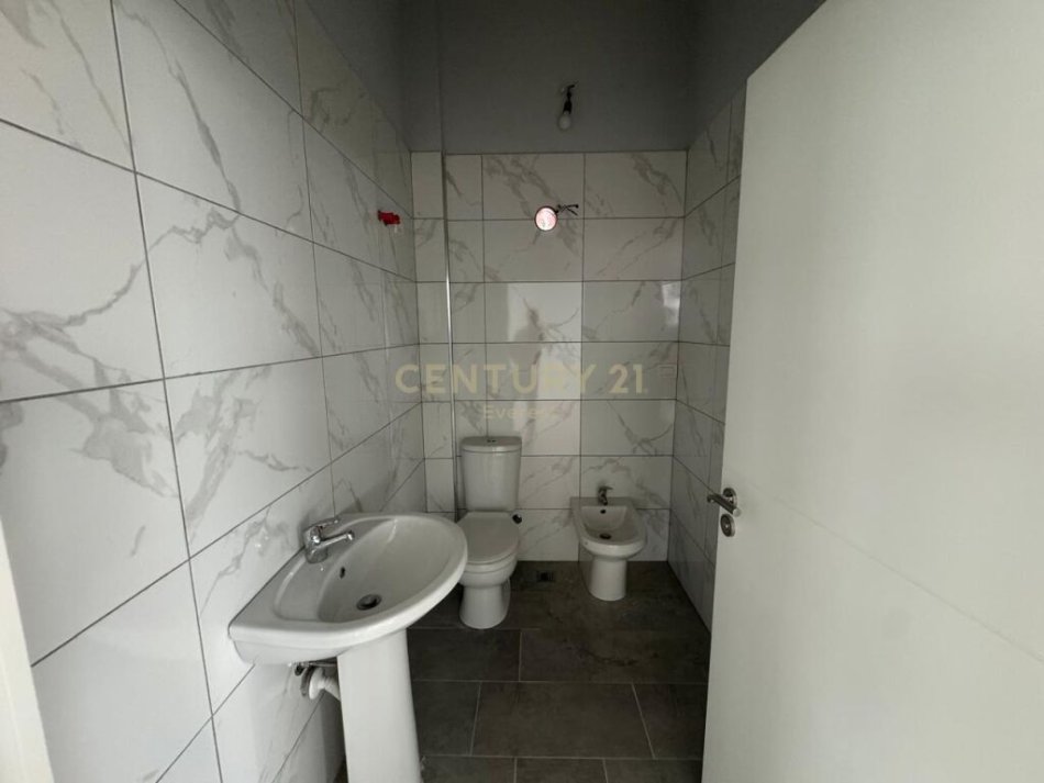 Tirane, jap me qera ambjent biznesi , 612 m² 3.000 € (Selitë)