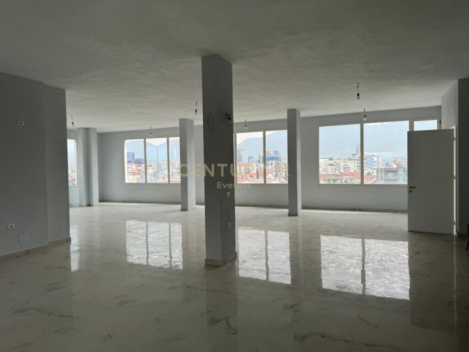 Tirane, jap me qera ambjent biznesi , 612 m² 3.000 € (Selitë)