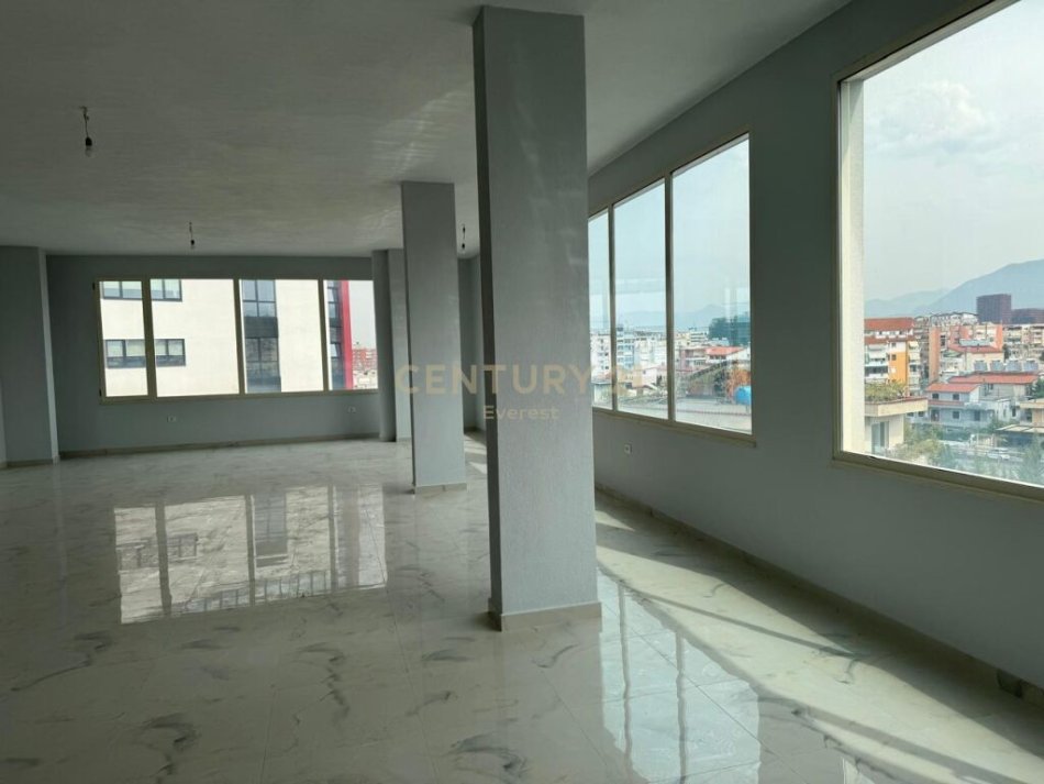 Tirane, jap me qera ambjent biznesi , 612 m² 3.000 € (Selitë)