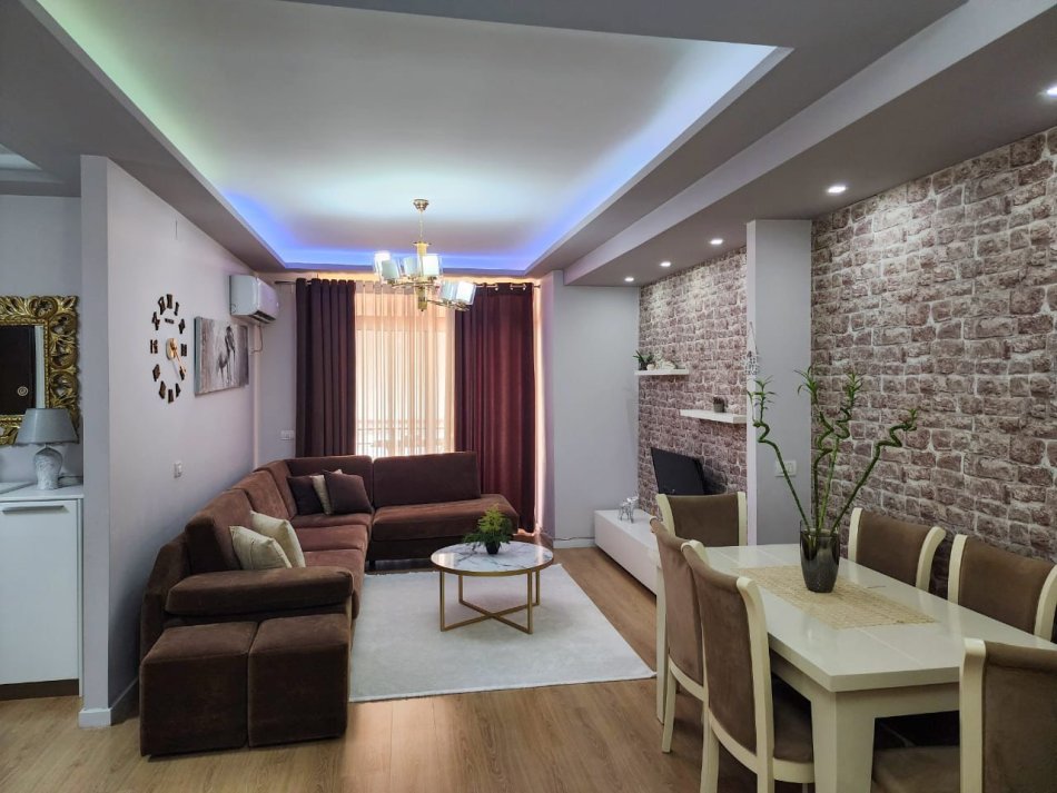 Tirane, jepet me qera apartament 2+1 (i mobiluar) Kati 7, 550 €  Astir (pallatet fratari)