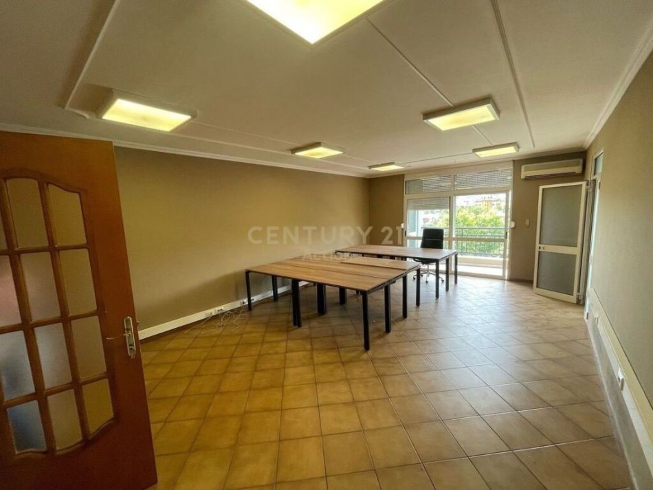 Tirane, jepet me qera apartament 4+1 Kati 5, 1.000 € (Bulevardi&quot;Zhan Dark&quot;, Ish Ekspozita)