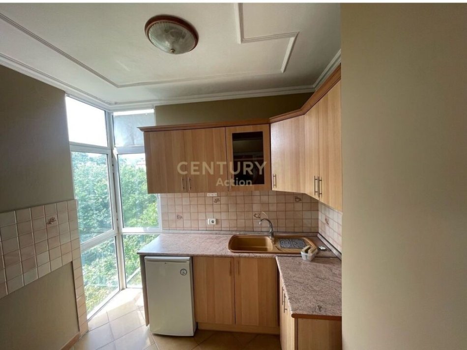 Tirane, jepet me qera apartament 4+1 Kati 5, 1.000 € (Bulevardi&quot;Zhan Dark&quot;, Ish Ekspozita)