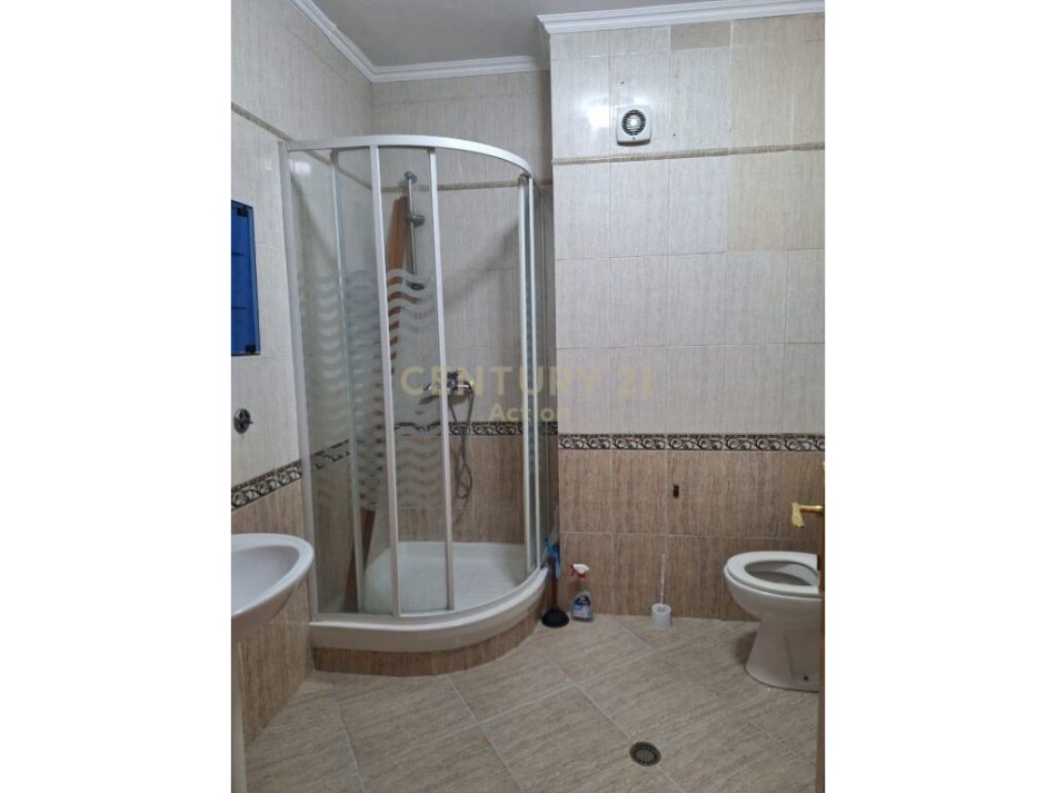 Tirane, jepet me qera apartament 4+1 Kati 5, 1.000 € (Bulevardi&quot;Zhan Dark&quot;, Ish Ekspozita)
