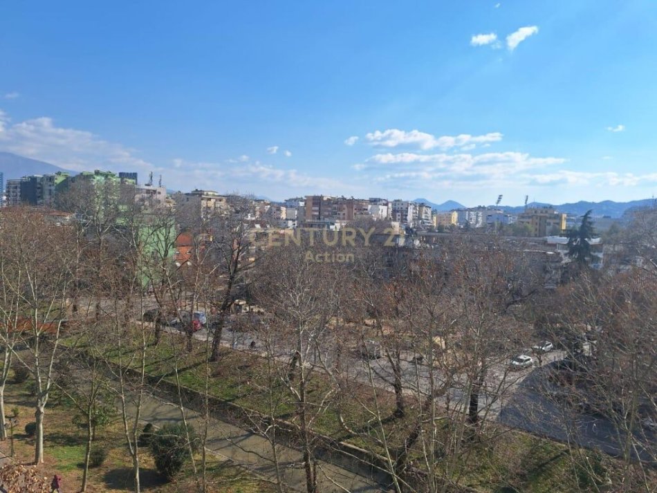 Tirane, jepet me qera apartament 4+1 Kati 5, 1.000 € (Bulevardi&quot;Zhan Dark&quot;, Ish Ekspozita)