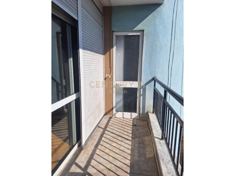 Tirane, jepet me qera apartament 4+1 Kati 5, 1.000 € (Bulevardi&quot;Zhan Dark&quot;, Ish Ekspozita)