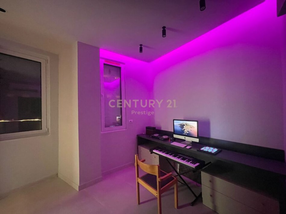 Tirane, jap me qera Vile 5+1+Aneks+Ballkon Kati 0, 352 m² 4.000 € (Qendra Tregtare TEG)