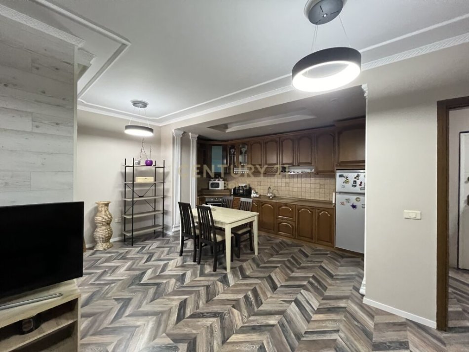 Tirane, jap me qera apartament 2+1+2+Ballkon , 110 m² 750 € (Komuna e Parisit)