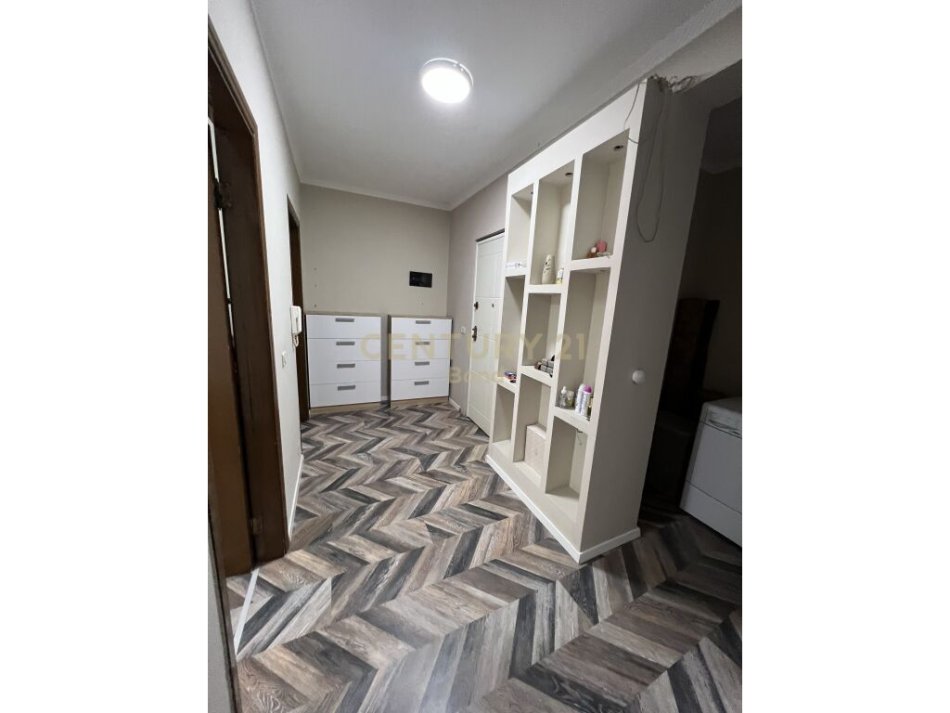 Tirane, jepet me qera apartament 2+1+Ballkon Kati 5, 110 m² 750 € (Komuna e Parisit)