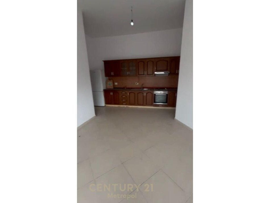 SHITET APARTAMENT 2+1+2 NE QENDER TEK 9 KATESHET.  Metropol99972