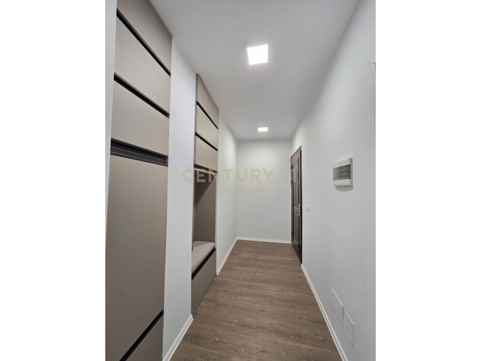 Apartament 2+1 per shitje tek Petro Nini ENT100012