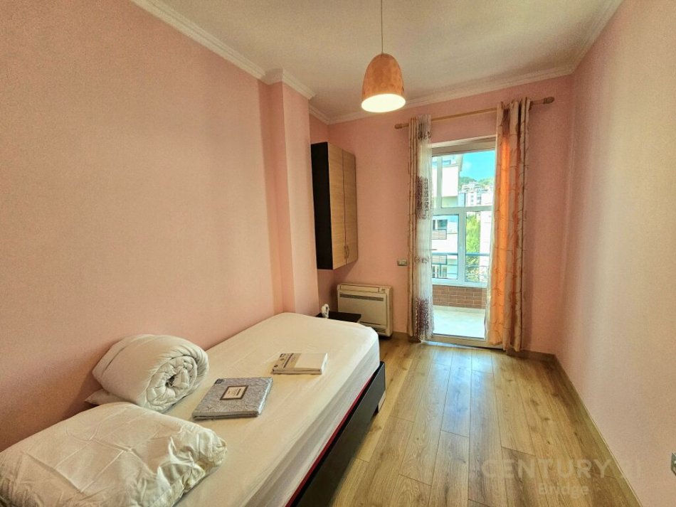 Tirane, jap me qera apartament 3+1+2 , 137 m² 1.200 € (Liqeni i Thatë)