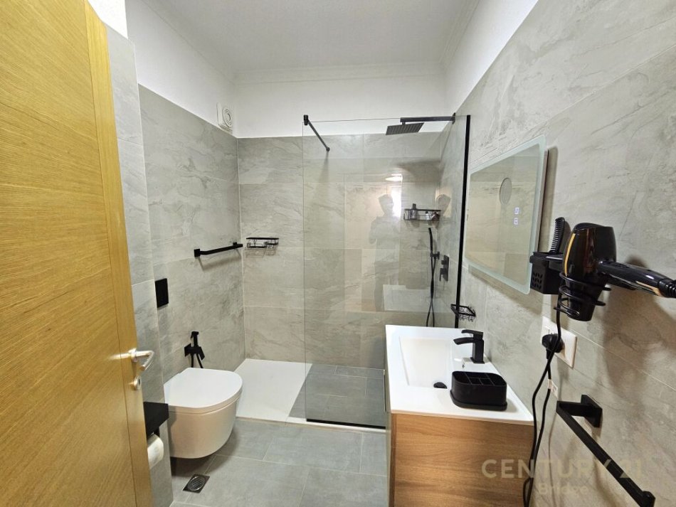 Tirane, jap me qera apartament 3+1+2 , 137 m² 1.200 € (Liqeni i Thatë)