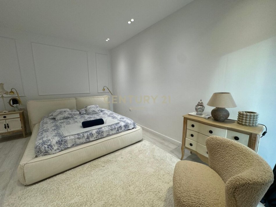 Tirane, jepet me qera apartament 2+1 Kati 1, 179 m² 1.300 € (liqeni i thate)