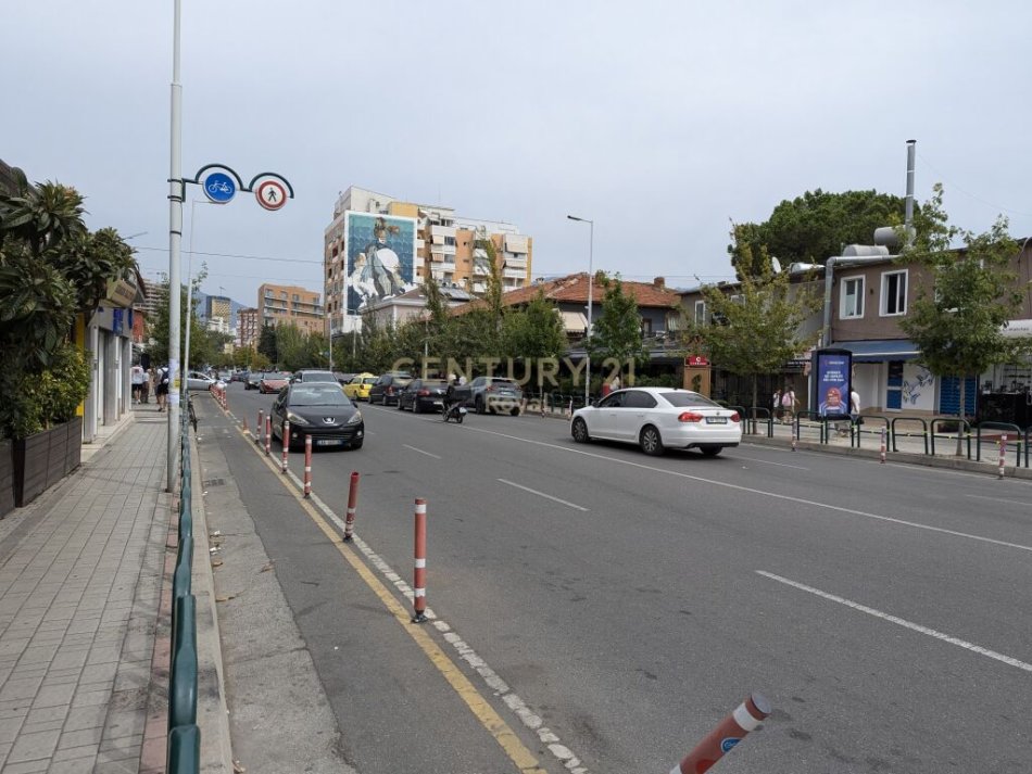 Tirane, jap me qera dyqan , 1.800 m² 63 € (Rruga Medar Shtylla, Komuna e Parisit)