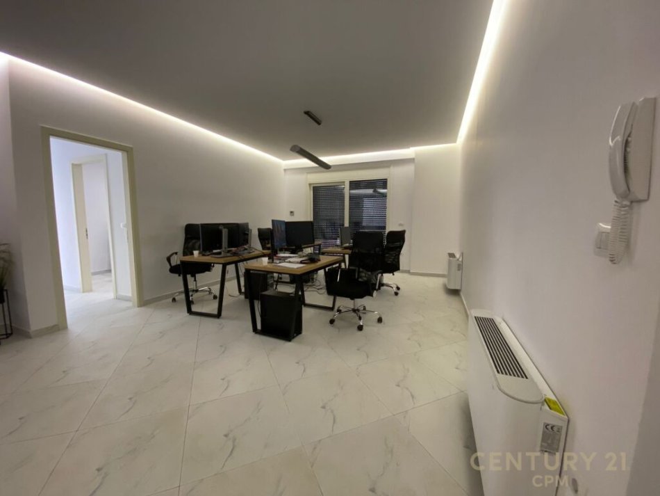 Tirane, jap me qera ambjent biznesi , 158 m² 1.600 € (Rruga e Kosovarëve)